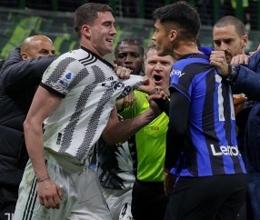 九游娱乐-国际米兰发布备战花絮，赛前扳平良机，足总杯任务艰巨，身体对抗强度拉满