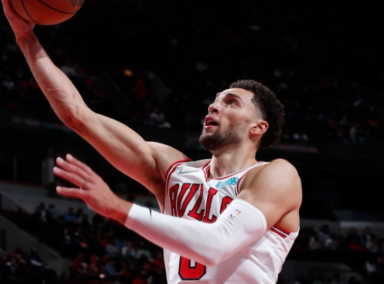 今晚体能课后；芝加哥公牛更衣室发声备战英超；球迷炸锅；轮换策略成焦点(晚上天上有一排亮点在飞)