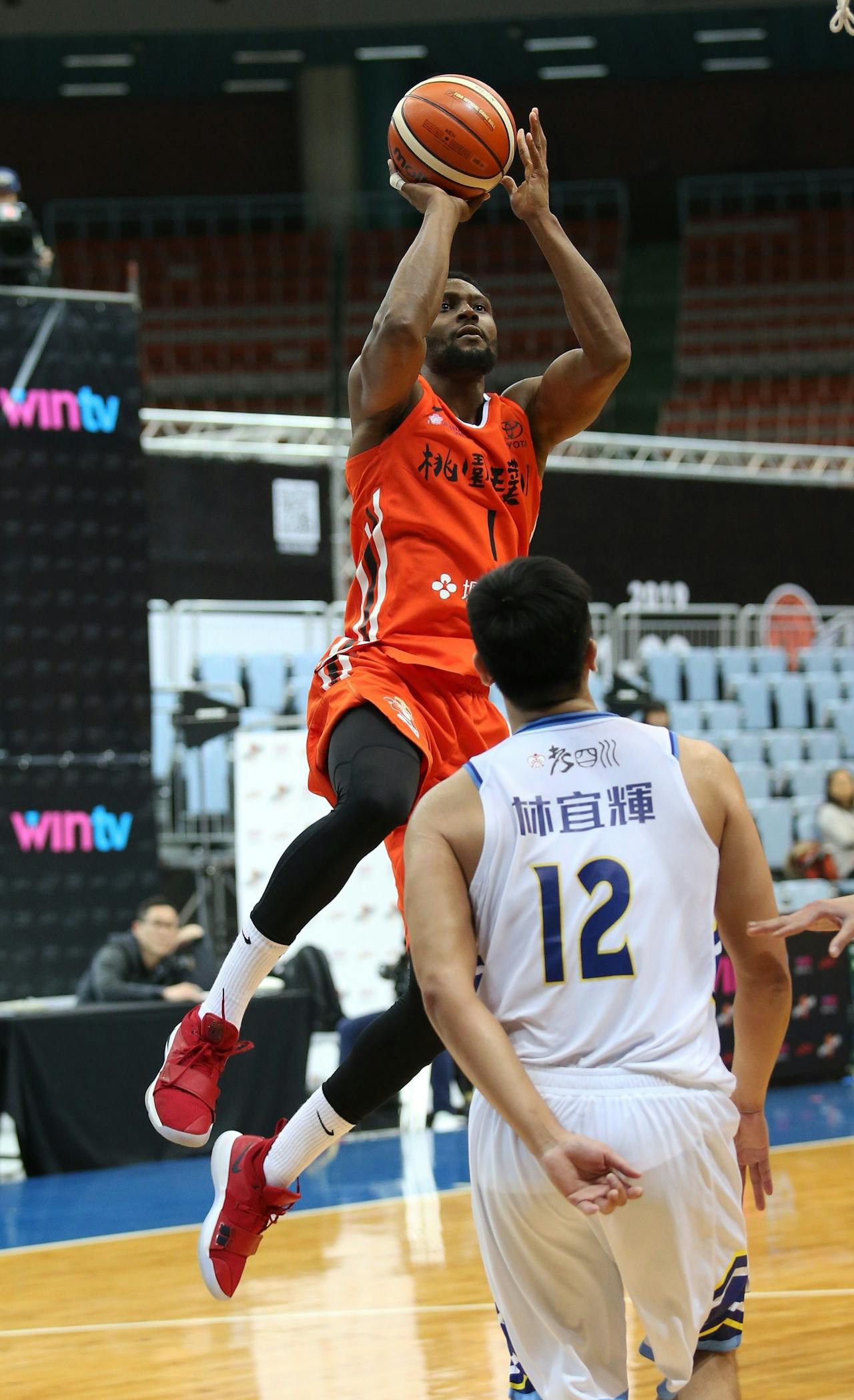 清晨体能课后；克里夫兰骑士队长鼓劲备战亚冠；球迷炸锅；身体对抗强度拉满的简单介绍